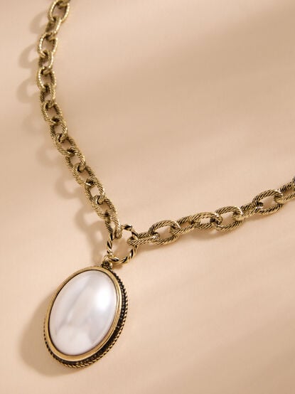 Pearl Oval Vintage Pendant Necklace - TULLABEE
