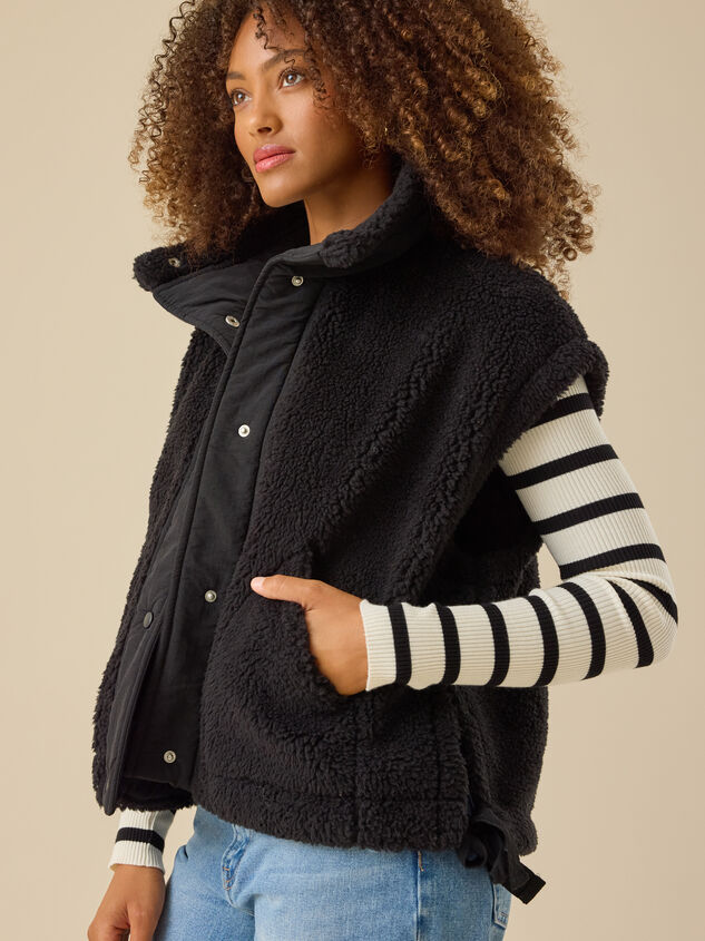 Mylah Oversized Sherpa Vest Detail 4 - TULLABEE