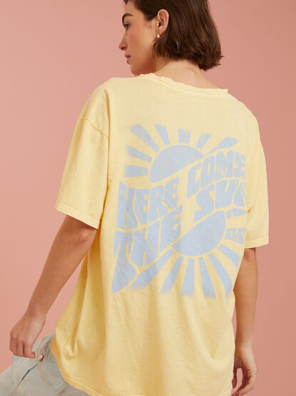 Here Comes The Sun Graphic Tee - TULLABEE