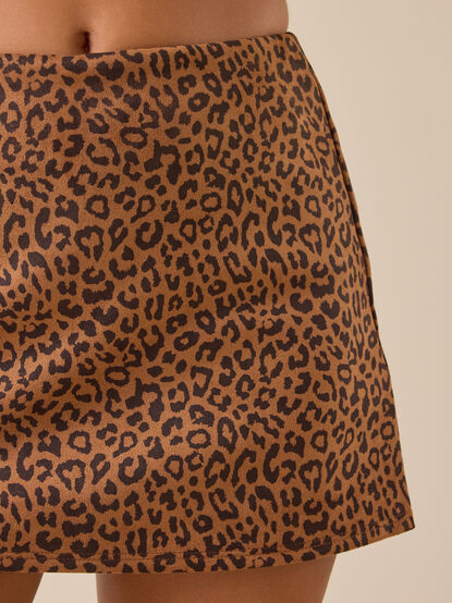 Brynnie Leopard Suede Skort - TULLABEE