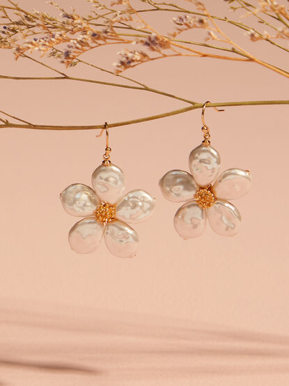 Pearl Daisy Flower Earrings - TULLABEE