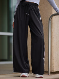 On The Run Detailed Pants Detail 2 - TULLABEE
