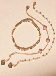 Dainty Clover Pearl Bracelet Set Detail 2 - TULLABEE