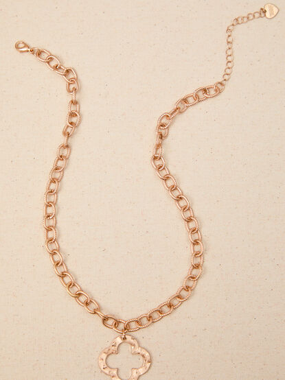 Laurel Hammered Clover Necklace - TULLABEE