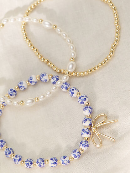 Painted Beads and Bow Bracelet Set - TULLABEE