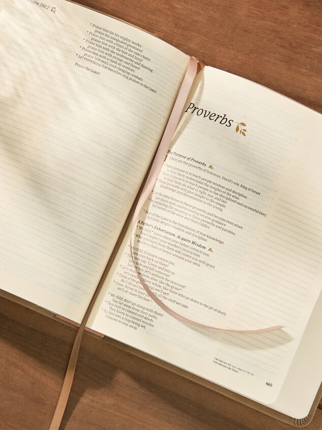 Hosanna Revival Notetaking Bible - Marlo Theme Detail 3 - TULLABEE