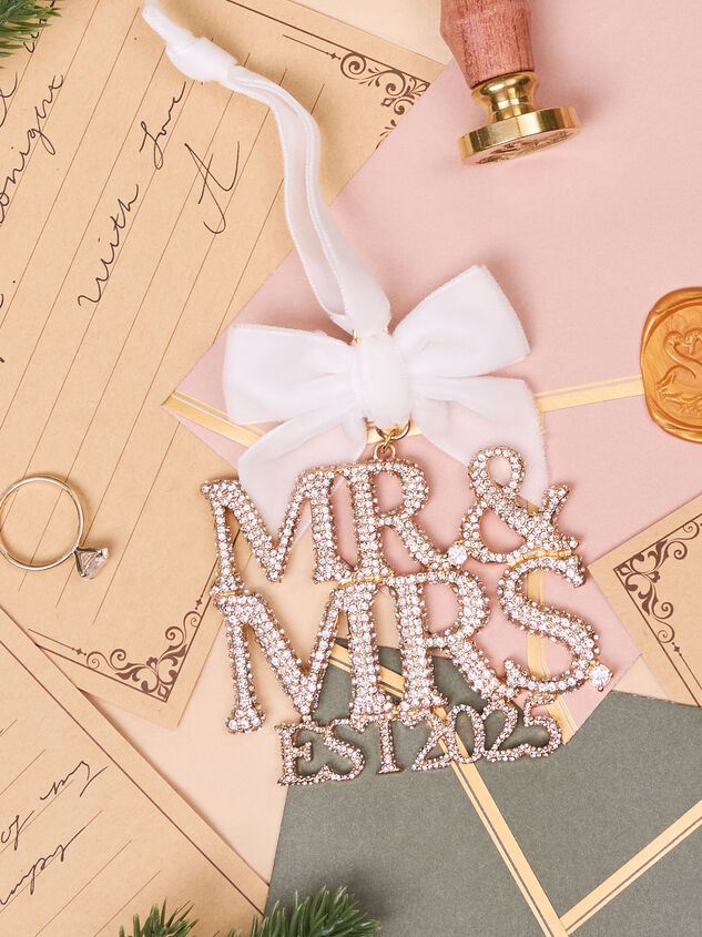 Mr. And Mrs. Ornament Detail 3 - TULLABEE