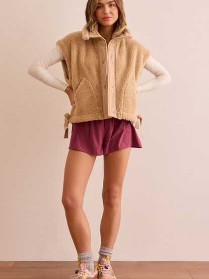 On The Move Sherpa Vest - TULLABEE