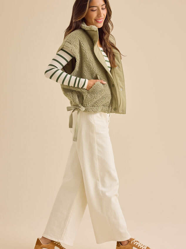 Mylah Oversized Sherpa Vest Detail 5 - TULLABEE