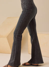 Noah Ann Flared Jeans Detail 4 - TULLABEE