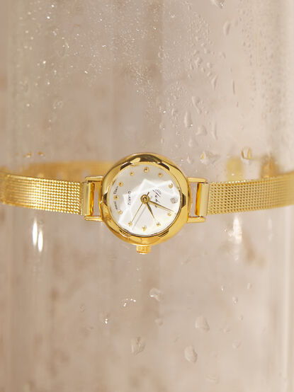 Round Face Gold Mesh Watch - TULLABEE