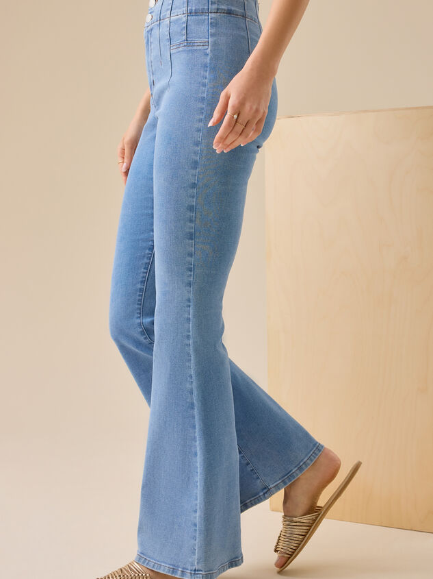 Noah Flared Jeans Detail 4 - TULLABEE