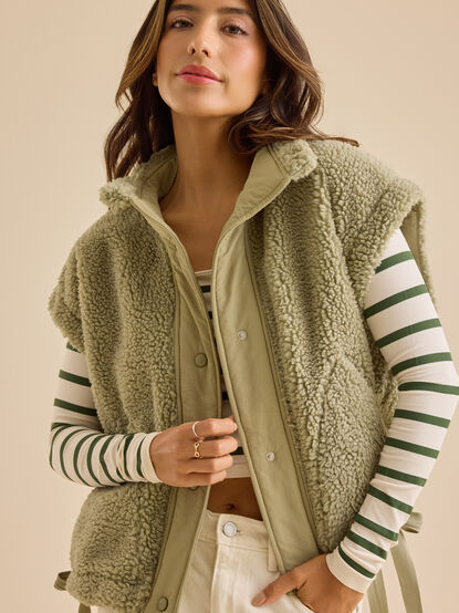 Mylah Oversized Sherpa Vest - TULLABEE