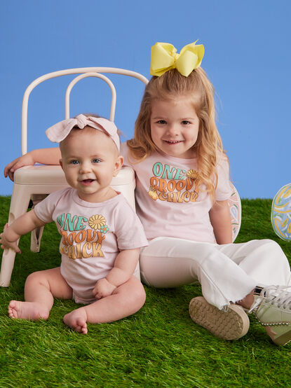 Groovy Chick Graphic Tee - TULLABEE