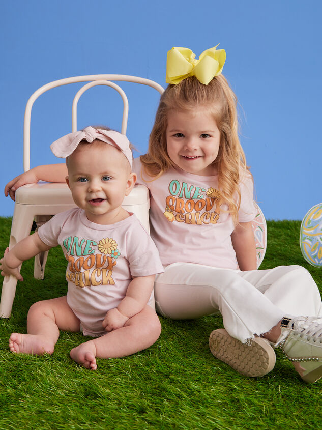 Groovy Chick Graphic Tee - TULLABEE