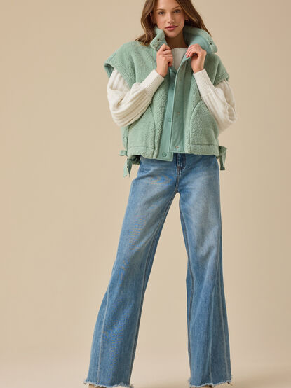 Nina Oversized Sherpa Vest - TULLABEE