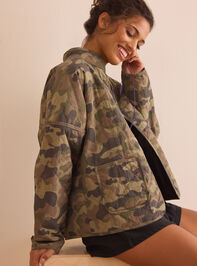 Camo Muse Quilted Jacket Detail 4 - TULLABEE