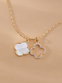 18K Gold Double Clover Necklace Detail 2 - TULLABEE
