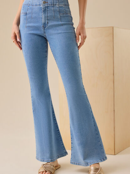 Noah Flared Jeans - TULLABEE