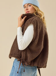 Mylah Oversized Sherpa Vest Detail 5 - TULLABEE