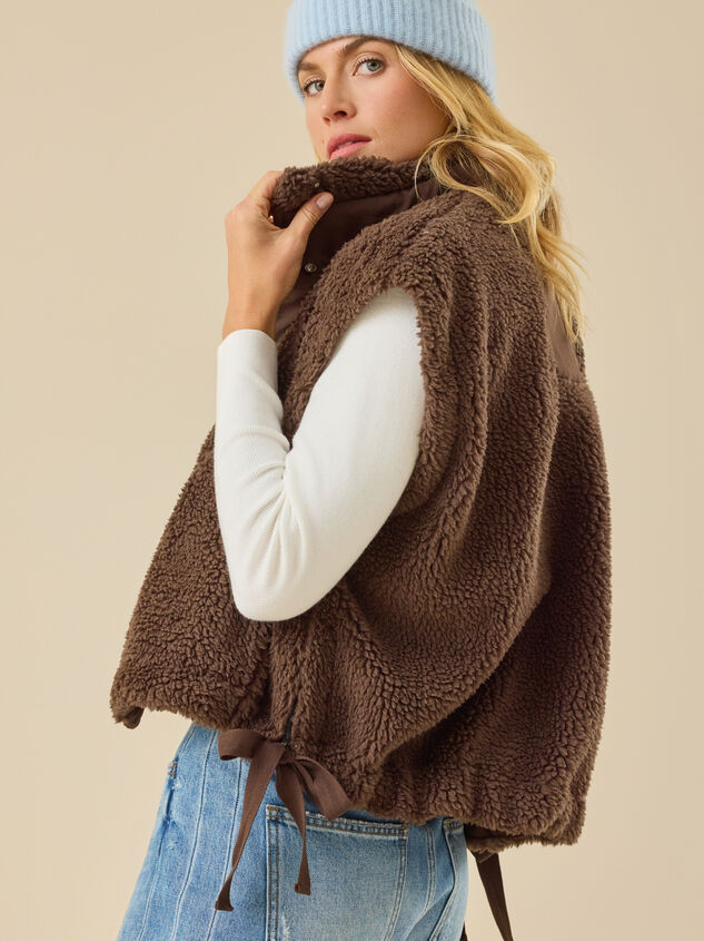 Mylah Oversized Sherpa Vest Detail 5 - TULLABEE