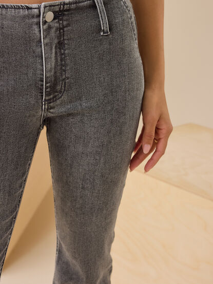 Shep Boot Cut Jeans - TULLABEE