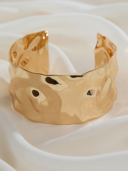 Gia Hammered Cuff Bracelet - TULLABEE