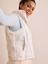 Wander Camo Puffer Vest Detail 2 - TULLABEE