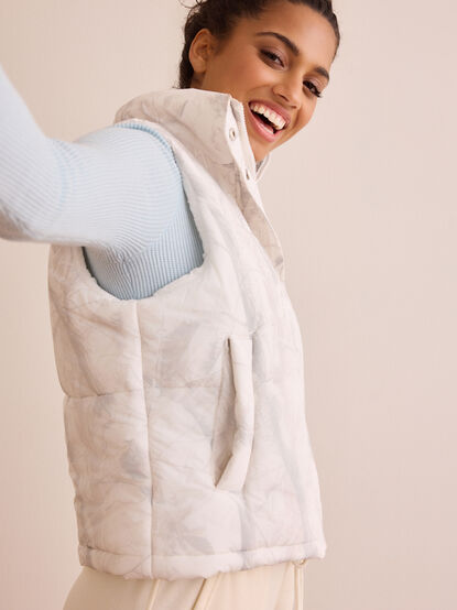 Wander Camo Puffer Vest - TULLABEE