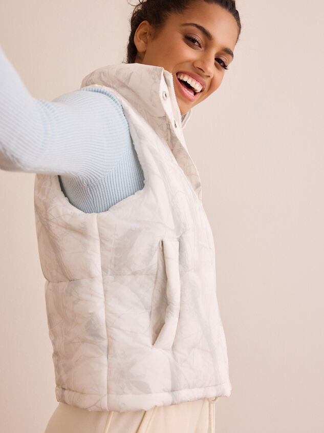 Wander Camo Puffer Vest Detail 2 - TULLABEE