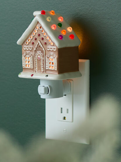 Gingerbread House Night Light - TULLABEE