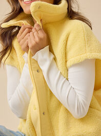 Nina Oversized Sherpa Vest Detail 2 - TULLABEE