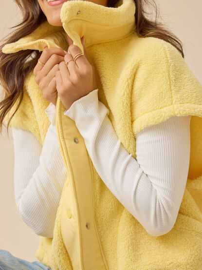 Nina Oversized Sherpa Vest - TULLABEE