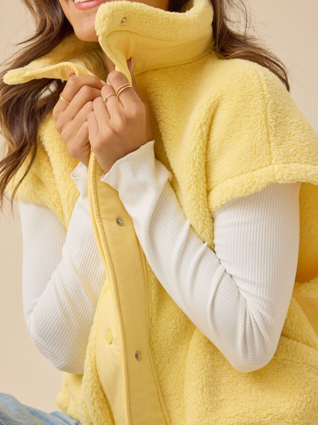 Nina Oversized Sherpa Vest Detail 2 - TULLABEE