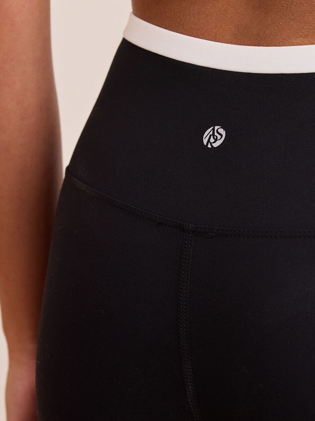 Power Pose Leggings Detail 6 - TULLABEE