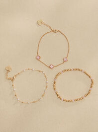 Dainty Clover Pearl Bracelet Set Detail 2 - TULLABEE