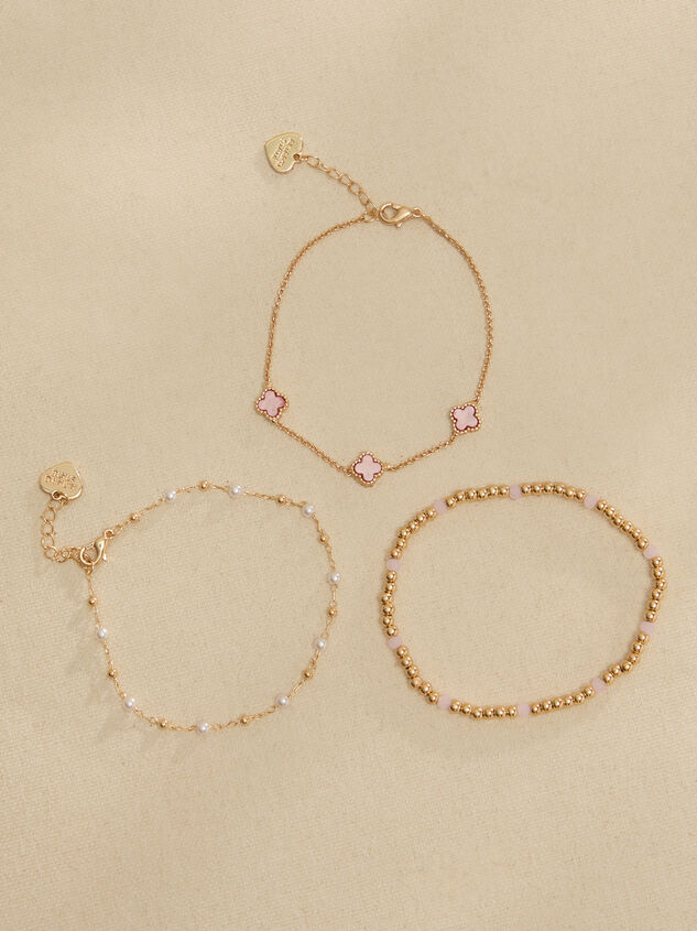 Dainty Clover Pearl Bracelet Set Detail 2 - TULLABEE