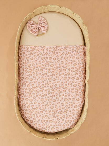 Lulu Leopard Blanket With Bow - TULLABEE