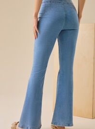 Noah Flared Jeans Detail 5 - TULLABEE