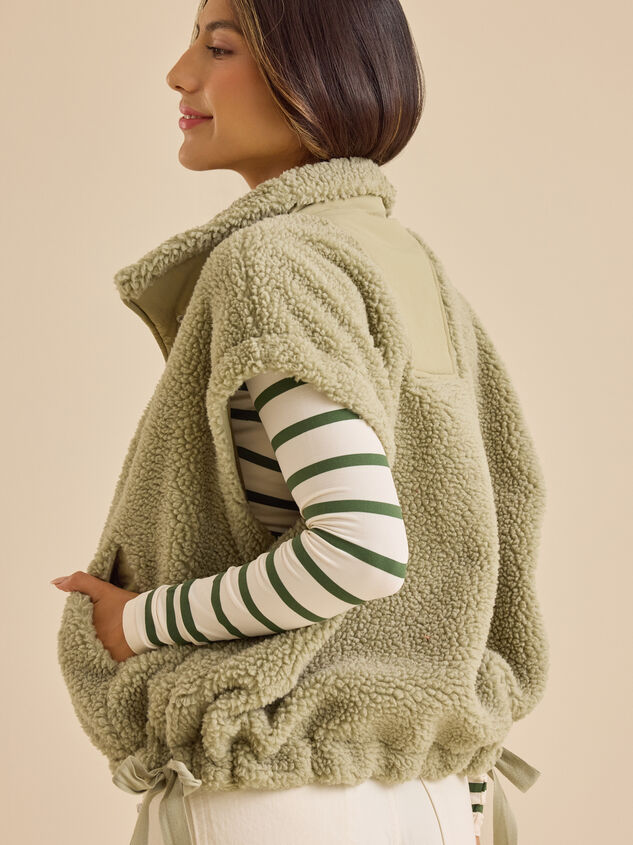 Mylah Oversized Sherpa Vest Detail 6 - TULLABEE