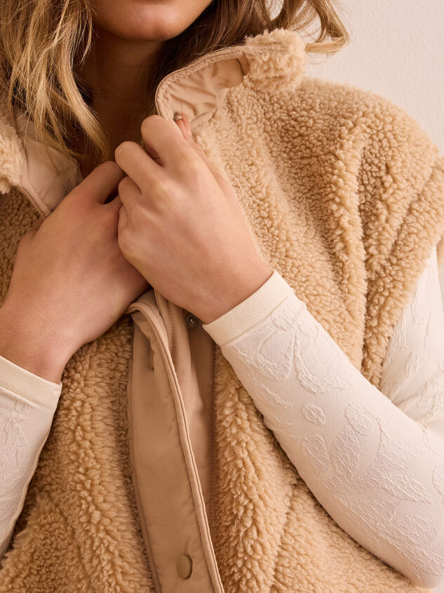 On The Move Sherpa Vest Detail 2 - TULLABEE