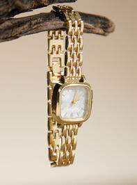 Square Face Thin Link Watch Detail 2 - TULLABEE
