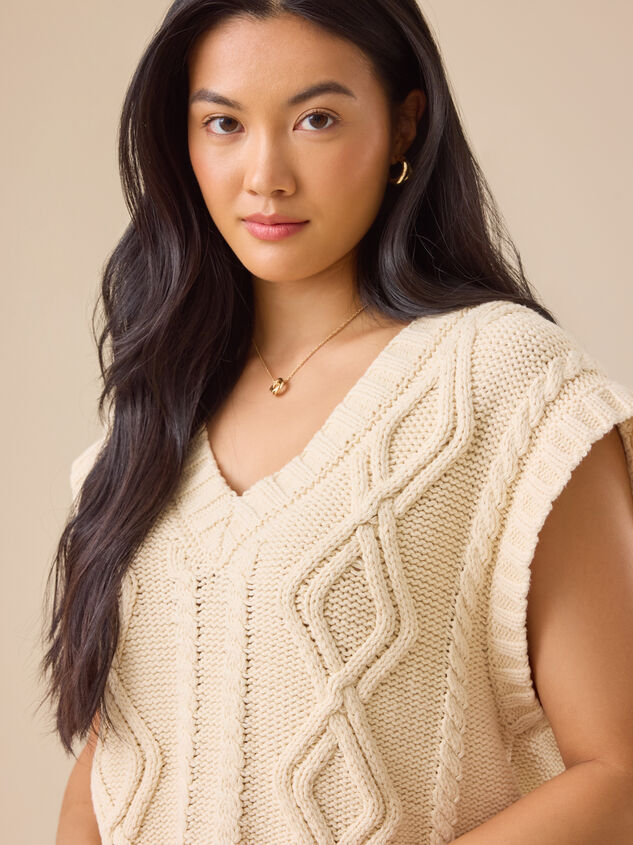 Joanna Cable Oversized Vest Detail 3 - TULLABEE